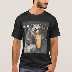 Opossum trinkt eisgekühlten Kaffee lustiges Tier-M T-Shirt