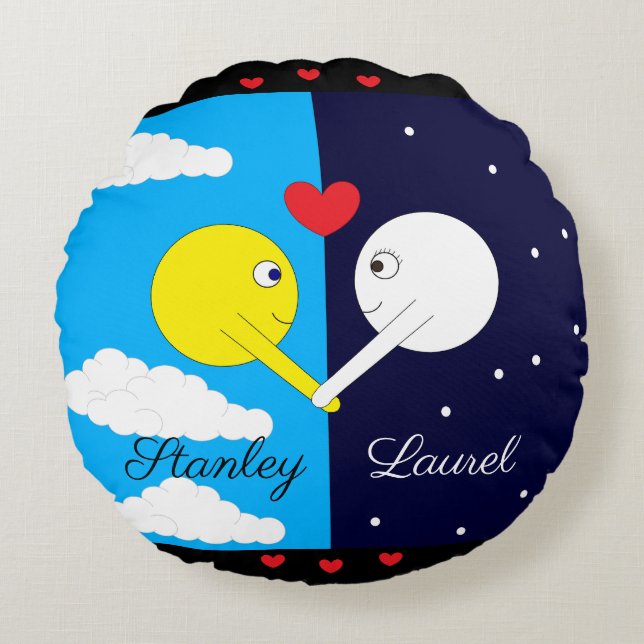 Opposites Attract - Sun & Moon in Liebe: Rundes Kissen (Vorderseite)