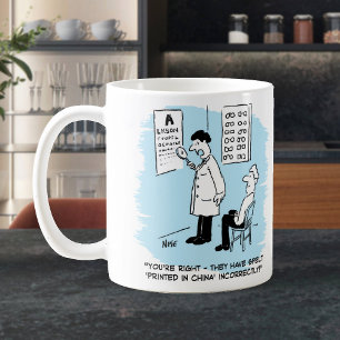 Optiker bei einer Augenuntersuchung Kaffeetasse