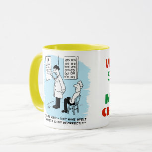 Optiker bei einer Augenuntersuchung Tasse