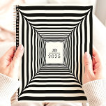Optische Illusion Schwarz-Weiß-Streifen 2025 Planer<br><div class="desc">Organisiert und fasziniert von diesem einzigartigen Planer mit einem optischen Illusionsdesign mit fett schwarz-weißen Streifen. Personalisieren Sie es mit Ihren Initialen und das Jahr 2025 für ein modernes und auffälliges Aussehen. Dieser Planer ist ideal, um Termine, Termine und alle wichtigen Termine behalten. Mit seinem faszinierenden Design und seinem reichhaltigen Schreibraum...</div>