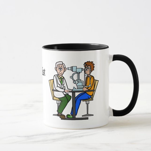 Optometrikerin, die die Tasse der Prüfung ablegt (Rechts)