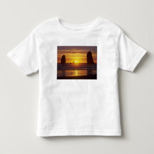 OR, Oregon-Küste, Cannon Beach, Meeresstapel bei 2 Kleinkind T-shirt