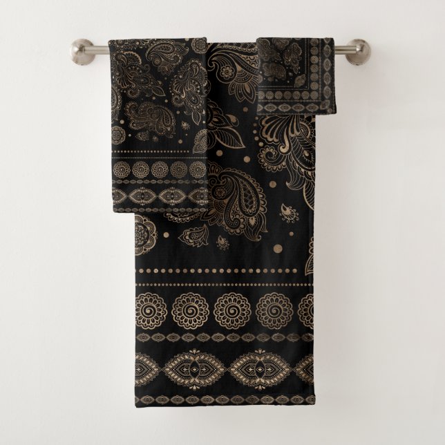 Or oriental d'ornement de Paisley sur le noir (En situation)