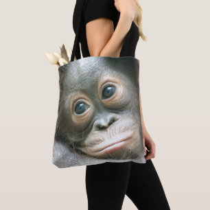 Orang-Utan Baby, das seiner Mutter anhaftet Tasche