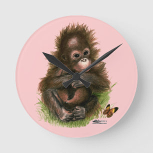 Orang-Utan-Baby und Schmetterling Runde Wanduhr