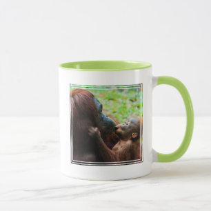 Orang-Utan-Mutter mit Baby Tasse
