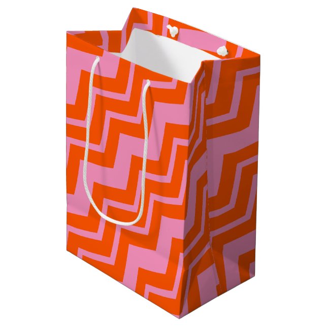 Orange and Pink Chevron Pattern Design  Mittlere Geschenktüte (Vorderseite Schrägansicht)