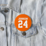 Orange and White Athlete Name Jersey Number Button<br><div class="desc">Freuen Sie sich auf Ihr Lieblings-Sportteam, Ihren Fußballspieler oder zeigen Sie einfach Ihren Schulstolz mit einem personalisierten Spirituosenknopf! Fügen Sie Ihren Schulnamen hinzu oder personalisieren Sie ihn mit einem Spielernamen und Jersey-Nummer. Ideal für Fußball, Basketball, Baseball und Fußball! Erstellen Sie individuelle Buttone für das ganze Team, Cheerleader, Eltern und Geschwister,...</div>