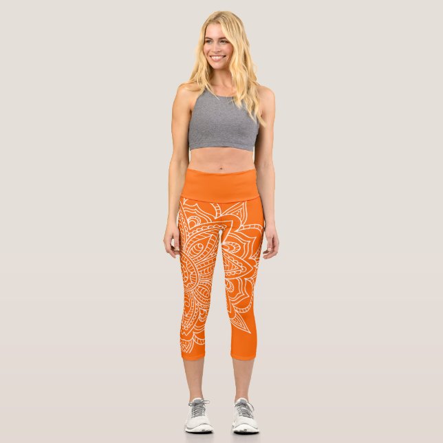Orange and White Mandala Yoga Capri Leggings (Vorderseite)