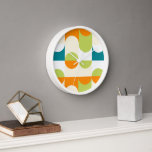 Orange Aquamarin Blue Lime Green Retro Art Muster Uhr<br><div class="desc">Schöne zeitgenössische Orange, Elfenbeincreme, Weiß, Kalkgrün und aquamarin blau grüne gewölbte geometrische Halbkreise und Quadrate Muster. Elegantes, stilvolles und eklektisches minimalistisches Design für den künstlerischen Innenarchitekten, den künstlerischen Dekorator, den beliebten angesagten Trendsetter, den Vintagen Retro-Stil oder den abstrakten geometrischen Motiv-Liebhaber. Entdecken Sie dieses Design mit den Farben der Innendekoration und...</div>