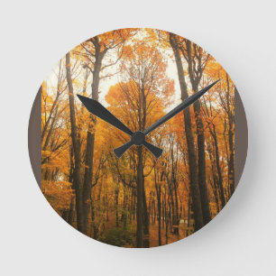 Orange Autumn Forest Runde Wanduhr