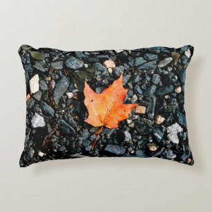 Orange Autumn Leaf auf Black Rocks Dekokissen
