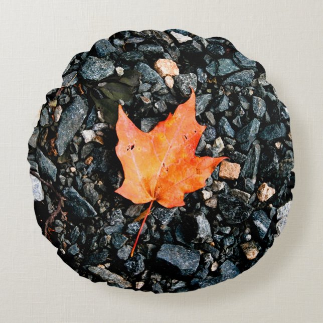 Orange Autumn Leaf auf Black Rocks Rundes Kissen (Vorderseite)