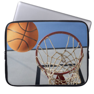 Orange Basketball wird Punkte sammeln. Laptopschutzhülle
