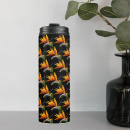 Orange Bird of Paradise Bloom Pattern auf Schwarz Thermosbecher