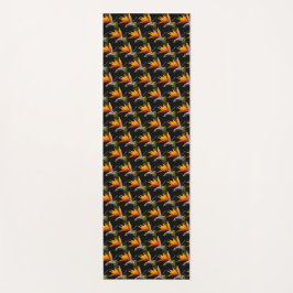 Orange Bird of Paradise Pattern auf Schwarz Yogamatte