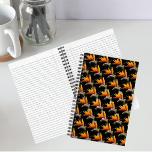 Orange Bird of Paradise Pflanze Pattern auf Schwar Notizbuch