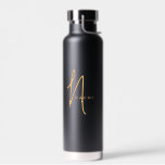 Orange Black | Custom Monogram Script Name Stylish Trinkflasche<br><div class="desc">Custom Orange und schwarz Script Monogram Name Elegant Chic Water Flasche. Ein einfaches und modernes Design in Schwarz-Weiß-Farbe mit handgeschriebener Kalligraphie für ein berufliches und cooles Aussehen. Erstellen Sie Ihre eigenen personalisierten,  umweltfreundlichen Geschenke. Jeder Schriftart,  jede Farbe,  kein Minimum.</div>