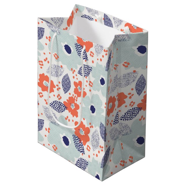 Orange & Blue Modern Blume Pattern Mittlere Geschenktüte (Vorderseite Schrägansicht)