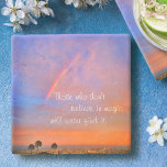 Orange Blue Rainbow Sunset Foto Glaubt an Magie Steinuntersetzer<br><div class="desc">"Wer nicht an Magie glaubt, wird sie nie finden." Entspannen Sie sich mit Ihrem Lieblingsgetränk auf diesem motivierend Untersetzer aus Naturstein eines Regenbogens, eingebettet in einen blauen, rosa und orangefarbenen, sanft beleuchteten Sonnenuntergang. Das ist ein großartiges und inspirierendes Geschenk! Sie können leicht personalisieren diesen Stein Untersetzer plus ich biete auch...</div>