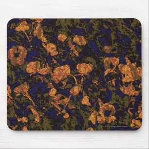 Orange Blume gegen Blatttarnungsmuster Mousepad