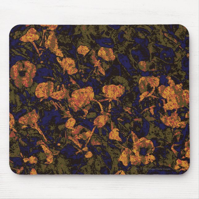 Orange Blume gegen Blatttarnungsmuster Mousepad (Vorne)
