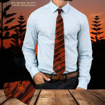 Orange Brown Sunset Novelty Striped Neck Tie Krawatte<br><div class="desc">Karo aus dieser schönen, modernen, schicken Krawatte auf einem geflammten Orange Brown Sonnenuntergang mit Orange und schwarzen Streifen. Sie können das Monogramm leicht aktualisieren. Der einzigartige Hintergrund dieser Krawatte wurde digital von Hand gemalt. Diese coole Krawatte mit schwarz-orangefarbenen Streifen und Monogramm ist eine tolle Ergänzung für ihn und kann für...</div>