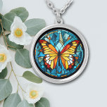 Orange Butterfly Blauer Hartglas Versilberte Kette<br><div class="desc">Auf dieser einzigartigen Halskette ist das Bild eines wunderschönen Orange- und Goldschmetterlings vor einem Hintergrund aus Buntglas zu sehen. Hintergrund und Rahmen sind in Blau gehalten. Elegant,  hell und farbenfroh! Stellen Sie sicher,  dass Sie die passenden Ohrringe und Schlüsselanhänger in unserem Shop sehen.</div>