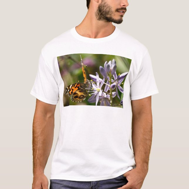 Orange Butterfly über Wild Hyacinth Apparel & Gesc T-Shirt (Vorderseite)