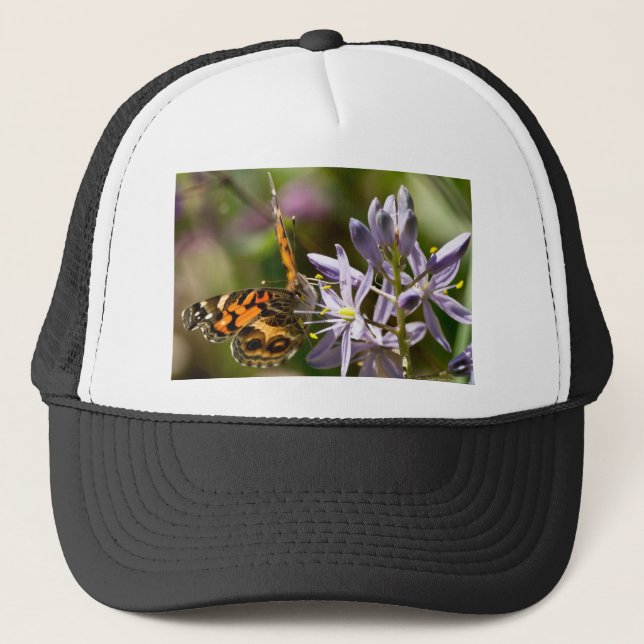 Orange Butterfly über Wild Hyacinth Apparel & Gesc Truckerkappe (Vorderseite)
