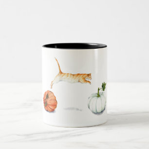 Orange Cat Jumping between Pumpkins Zweifarbige Tasse