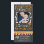 Orange Chalkboard Frohe Weihnachtsfotokarte Feiertagskarte<br><div class="desc">Fröhliche Weihnachtsfotokarten mit einem Chalkboard-Look Hintergrund,  viele orangefarbene Wirbel und Texte,  die Fröhliche Weihnachten lesen,  eine Reihe farbenfroher Baumlichter in verschiedenen Farben,  orangefarbene Kleiderschmuck und Bereiche,  die Sie können diese schönen und hellen Urlaubskarten mit Ihrem Foto und Namen anpassen!</div>