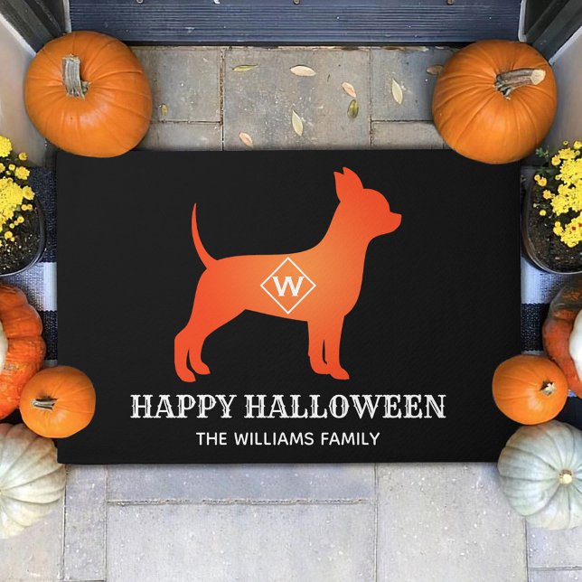 Orange Chihuahua Happy Halloween Familienname Fußmatte (Von Creator hochgeladen)