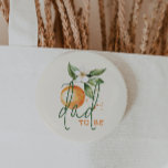 Orange Citrus Kleine Süsse Baby Dusche Vater zu se Button<br><div class="desc">Mit unserem kleinen Süsse Baby Duschdad in Orangenzitrusform präsentieren wir Ihnen den Knopf für ein genussneutrales Fest! Dieses zarte Design zeichnet sich durch ein zauberhaftes Zitrusfrüchtethema aus, das mit einem schlichten boho-inspiriert Aquarellstil zum Leben erweckt wird. Ideal, um einen kleinen Jungen oder ein Mädchen auf fröhliche und lebendige Weise willkommen...</div>