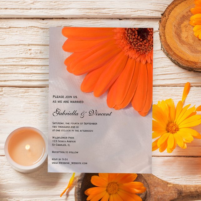 Orange Daisy and White Satin Wedding Einladung (The Orange Daisy on White Wedding Invitation is perfect for your Summer or Fall marriage ceremony.)