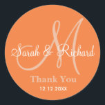 Orange danke Ihnen für den Aufkleber für das Hochz<br><div class="desc">Initial Sticker mit Braut und Bräutigam Namen,  Datum der Hochzeit und ein Dankeschön an Sie,  um Ihre Dankbarkeit an Ihrem Hochzeitstag oder jedem besondere Anlass zum Ausdruck zu bringen. .Weitere Farben stehen zur Auswahl. Sie können auch Farbe und Schriftart anpassen,  indem Sie die Schaltfläche "Anpassen" unter dem Produkt verwenden</div>