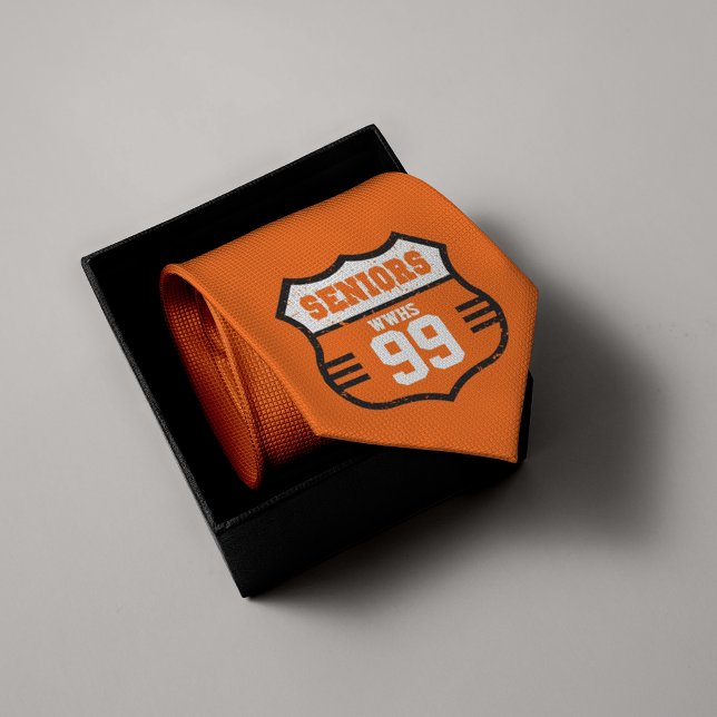 Orange Distressed Seniors Road Sign Krawatte (Von Creator hochgeladen)