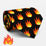 Orange Feuer Flammen Muster auf schwarz farbig Krawatte<br><div class="desc">Riddle: Wie kann man gleichzeitig heiß und cool sein? Antwort: Indem Sie diese farbige, originale Flammenhalsbinde tragen! Die leuchtend roten, orangefarbenen und gelben Flammen auf einem knusprigen schwarzen Hintergrund werden Sie sicher von der Menschenmenge abheben. Ein beeindruckendes, zeitgenössisches Design, das ein großartiges Geschenk für einen Geburtstag, den Vatertag, oder als...</div>