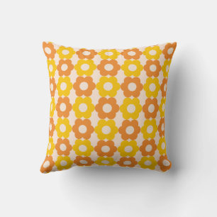 Orange, gelbes Retro-Blumenmuster der 60er, 70er J Kissen
