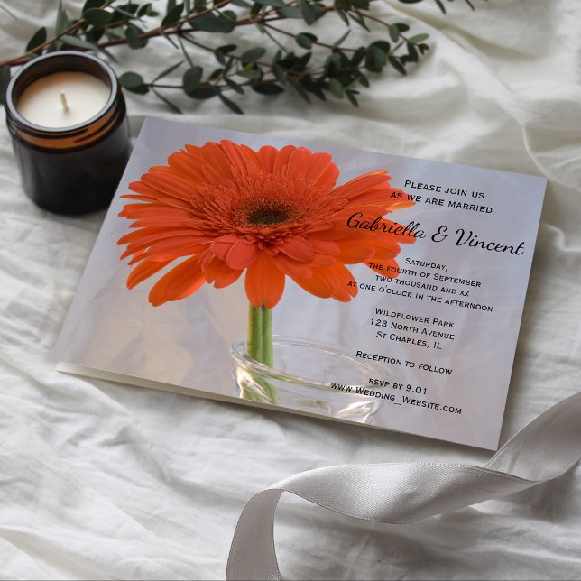 Orange Gerber Daisy in Vase Wedding Einladung (Invite guests to your marriage with the pretty Orange Daisy in Vase Wedding Invitation.)