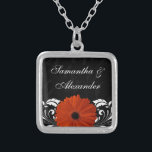 Orange Gerbera-Gänseblümchen mit Versilberte Kette<br><div class="desc">Tasteful, Chic und noble zusammenpassende Sammlung kennzeichnet schwarzen Hintergrund mit subtilen wirbelnden Rollen und einen klaren weißen Strudelvordergrundentwurf mit vibrierender orange Gerbera gerber Gänseblümchen-Blume. Tadellos elegant für eine Fall- oder Herbsthochzeit, Halloween-Hochzeit, Erntedankereignis oder während irgendeiner Jahreszeit. Dieses Einzelteil ist verfügbar, da eine komplette zusammenpassende Sammlung einschließlich Einladungen, UAWG-Karten, die Daten,...</div>