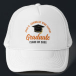 Orange Graduate Customizable Abschluss Truckerkappe<br><div class="desc">Diese modernen,  orangefarbenen,  speziell für den Seniorenabsolventen konzipierten Hats sind mit Ihrem Schulnamen oder der Uni für den Jahrgang 2025 ausgestattet. Passen Sie mit Ihrem geschlossen Jahr unter der schicken handgeschriebenen Drehbuch und schwarzen Gradcap für eine große personalisierte Graduierungsparty Gunst Geschenk.</div>