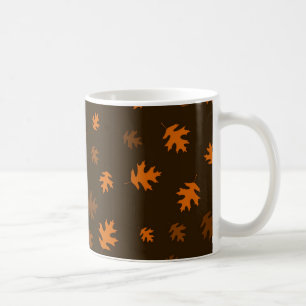 Orange Herbst-Eichen-Blätter gegen dunkles Brown Kaffeetasse