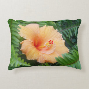 Orange Hibiskus Blume mit Ferns Dekokissen