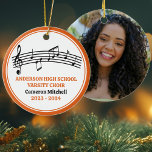 Orange High School Chor Custom Christmas Keramik Ornament<br><div class="desc">Dieser moderne orangefarbene High School Chor ist ein Weihnachtsschmuck mit dem Student- und Chornamen unter dem musikalischen Personal mit Treble-Chor und Musiknoten. Für Sänger,  Chorlehrer oder Regisseur,  die ein großartiges Abschluss-Geschenk wünschen.</div>