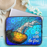 Orange Jellyfish Blauer Ozean Go with Flow Cool Laptopschutzhülle<br><div class="desc">"Geh mit dem Fluss." Nehmen Sie eine Lektion von dieser orangegelben Qualle, die im türkisblauen Ozean schwimmt, und lass dem Leben seinen Lauf, wann immer Sie diesen beeindruckend schicken, lebendigen Neopren-Laptop-Ärmel aus dem Foto benutzen. Dieser Laptop-Ärmel ist in drei Größen erhältlich: 15 Zoll, 13 Zoll und 10 Zoll. Ein tolles...</div>