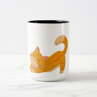 Orange Katze streckt sich Zweifarbige Tasse