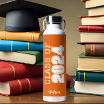 Orange-Klasse des Personalisierten Abschlusses 202 Trinkflasche<br><div class="desc">Diese klassisch orangefarbene Wasserflasche mit eigenem Abitur verfügt über eine fett-weiße Typografie-Leseklasse aus dem Jahr 2024 in verschiedenen Buchstaben für ein Party-Sake-Geschenk an Schulen oder Uni-Abschlüssen. Passen Sie mit Ihrem Namen in elegantem kursiven Skript unter,  um einen großen Gedenkfavorit zu erhalten.</div>