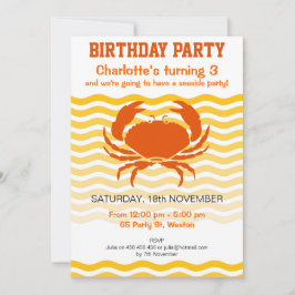 Orange Krabbe des Spaßes auf einem sandigen Einladung